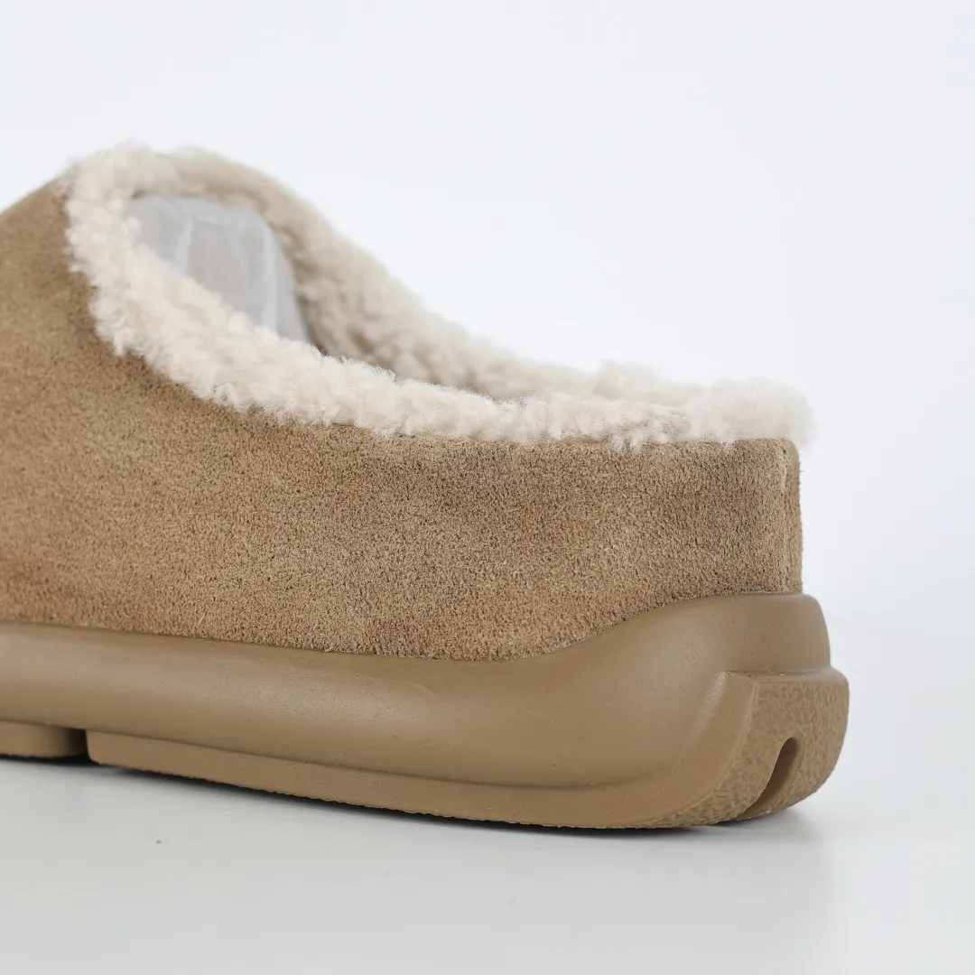 Pick up locally💰560 Core recommendation Good price Independently developed original outsole and cashmere insole to keep you warm in winter and suitable for home use. In the new year, uug launched a style series, which is partially geared towards the preferences of young consumers and has also moved to the forefront of fashion trends. Shoe body material Water-repellent coated suede upper 17 mm UGGPURE™ implanted wool insole Lightweight non-slip comfortable rubber outsole With brand LOGO trademark Comes with a full set of packaging Size: 35 36 37 38 39 40 41 42 43 44